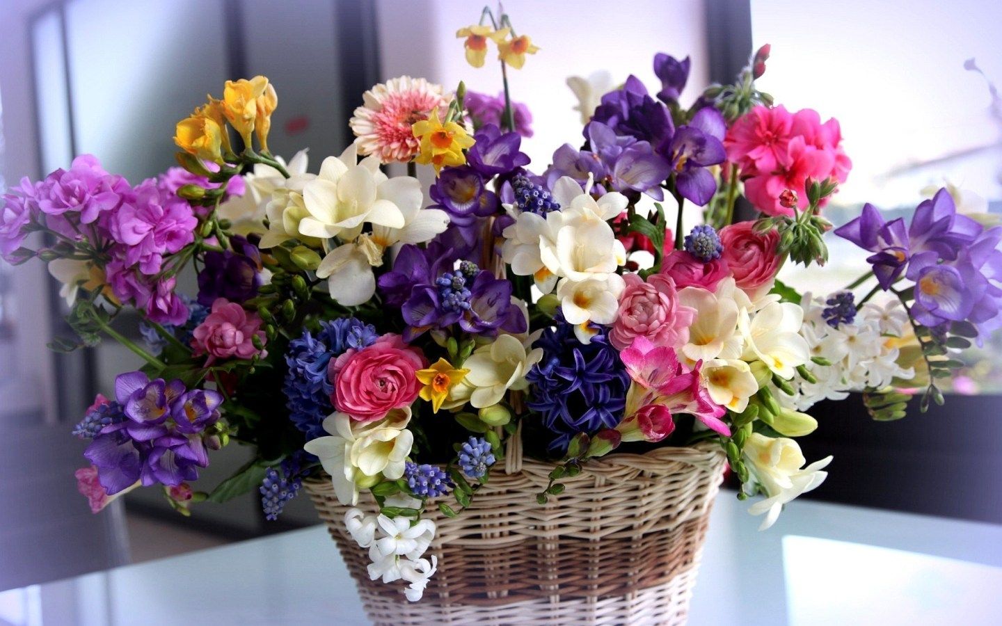 The Benefits of Using Flower Boxes for Your Home Décor